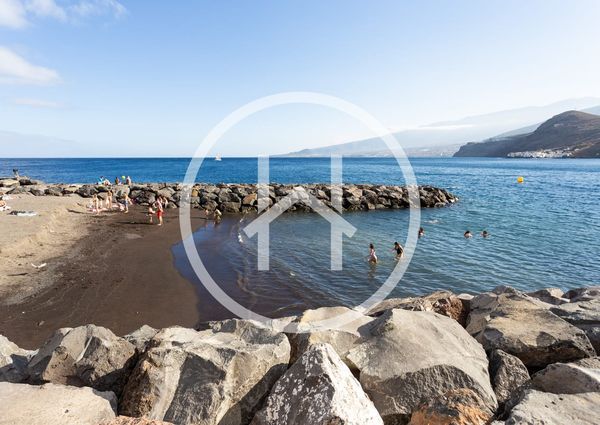 Spacious four-bedroom apartment with sea views in Radazul Bajo