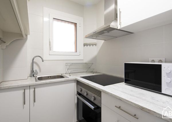 Cosy Two Bedroom Apartment in Barceloneta with a Balcony