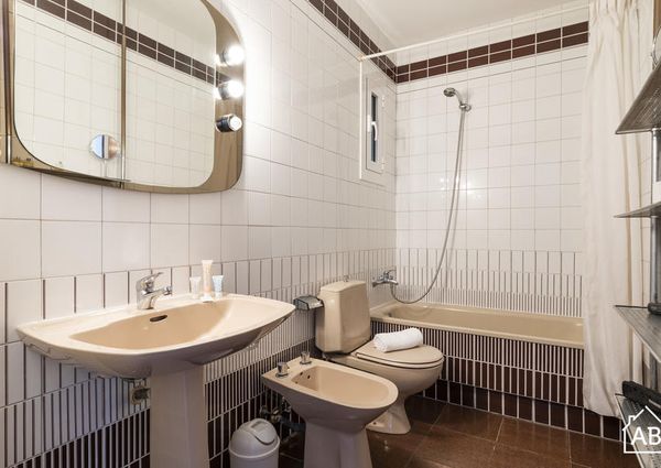 Spacious 4-bedroom apartment near the Sagrada Familia with balcony