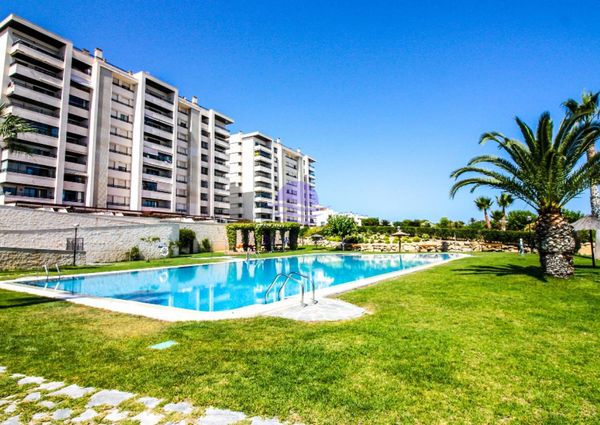An excellent 3-bedroom apartment in a residential on th 1st line of the sea in Villajoyosa Paraiso beach