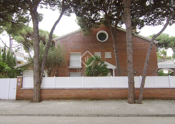 Large house for rent in La Pineda near the beach and international schools