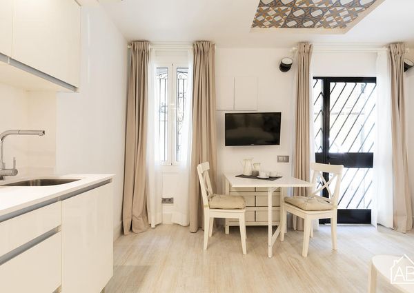 Stylish and Comfortable One-Bedroom Apartment Just Two Minutes from Beach