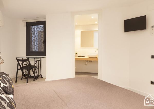 Spacious 2 bedroom apartment in the very centre of Barcelona