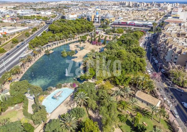 Charming penthouse with a stunning terrace next to Parque de las Naciones in Torrevieja!