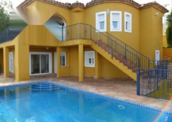 Detached villa for long stay in La Nucía urbanization El Tossal with guest apartment.