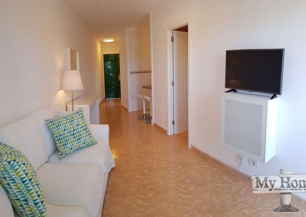 Beautiful renovated single bedroom apartment steps away from the beach