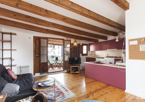 Lovely studio apartment with a terrace close to Las Ramblas