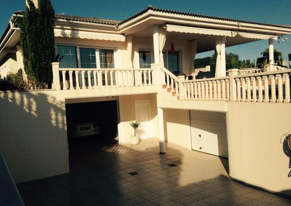 Luxury Villa with 2 separate garages below the house for Long Term Rental
