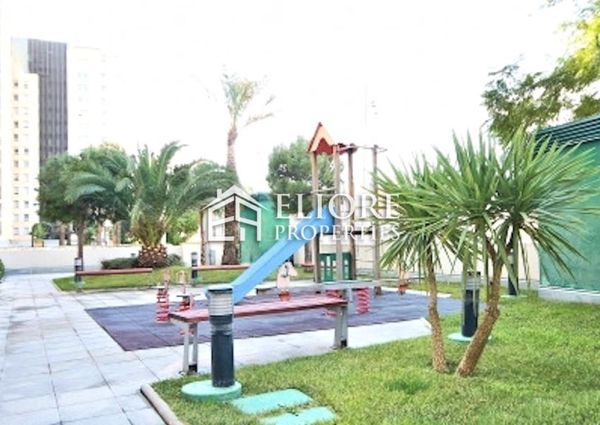 Bright penthouse with 2 private terraces and sea views!