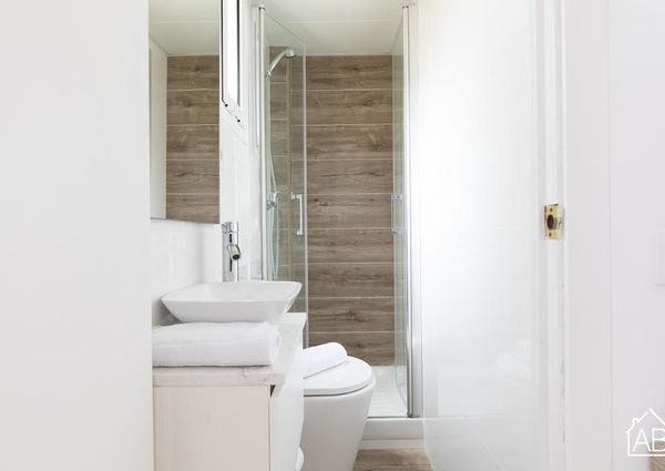 Newly renovated One-Bedroom Barceloneta Apartment with Balcony
