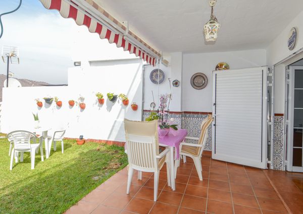 Apartment with terrace, garden and sea views, in Los Caideros