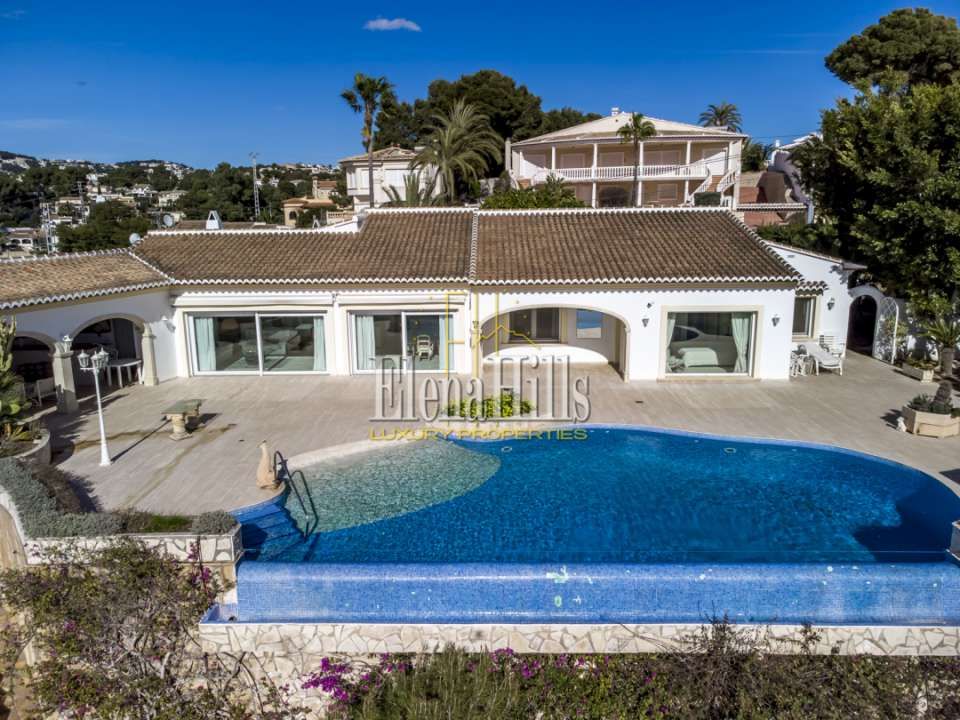 Charming Spanish-style villa with magnificent sea views near the