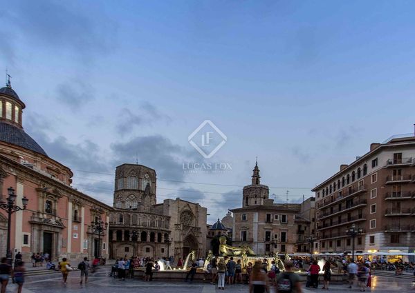 Wonderful duplex penthouse for rent, located on the top floor of a classic building in the iconic Barrio de El Carmen.
