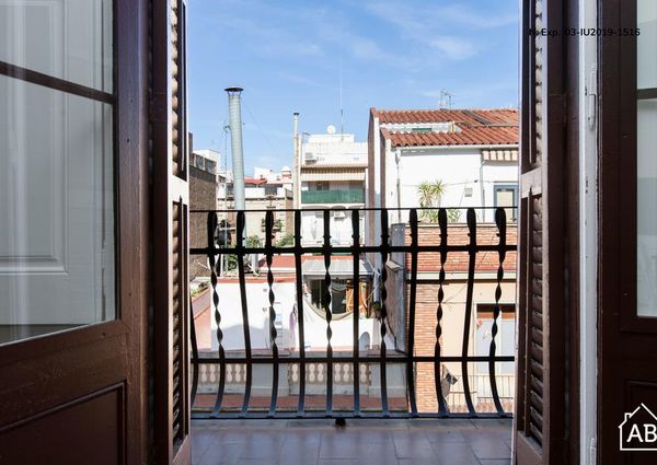 Beautiful 3-bedroom Apartment with a Balcony in Poble Sec