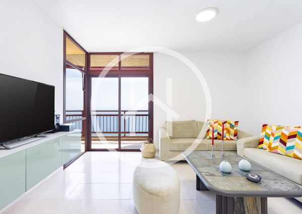 Spacious four-bedroom apartment with sea views in Radazul Bajo