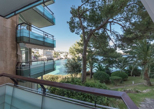 Modern apartment overlooking the sea in Illetas