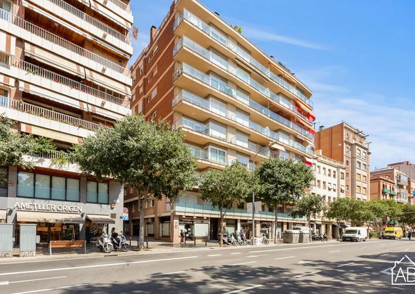 Four-Bedroom Apartment with Beautiful Views in Les Corts
