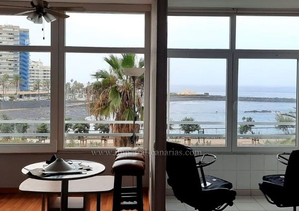 Se alquila estudio amueblado y dispone de wifi. Espectaculares vistas hacia la Playa de Martiánez.