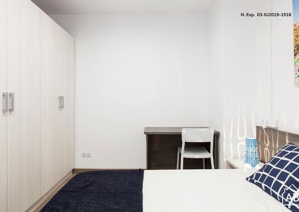Beautiful 3-bedroom Apartment with a Balcony in Poble Sec