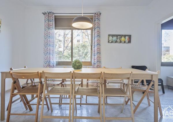 Recently refurbished 4-bedroom apartment for up to 14 people near Sants Station