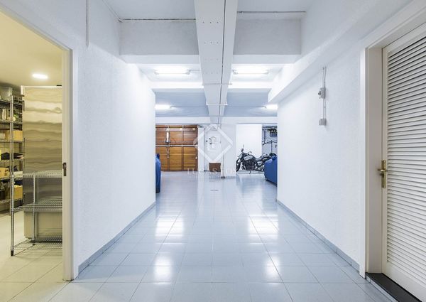 Excellent 6-bedroom house with 290 m² garden for rent in Esplugues, Barcelona