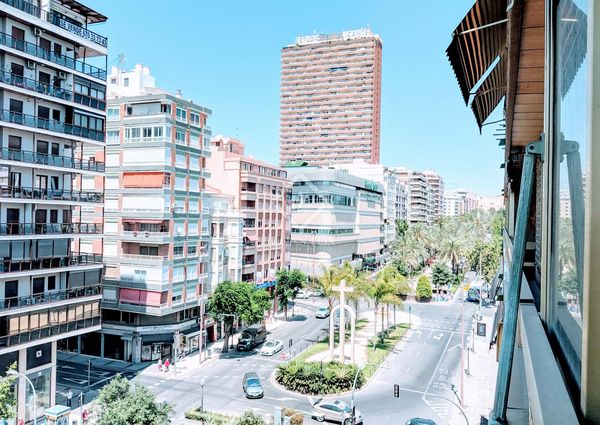 Classic apartment with a terrace for rent in the centre of Alicante