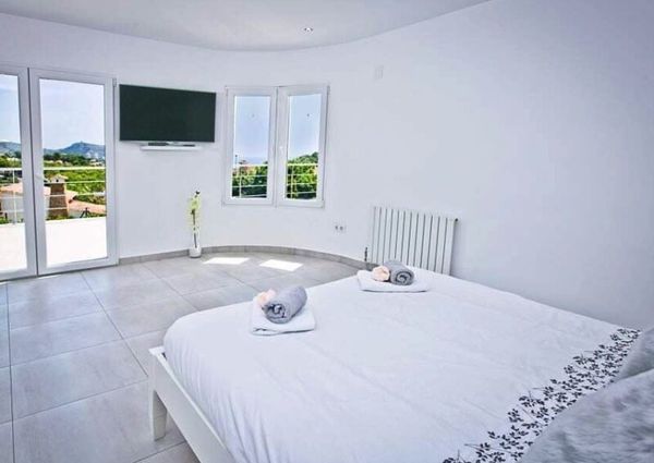 4 Bed 4 Bathroom Luxury Villa – Long Term Let