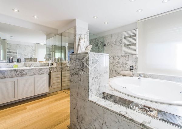 Excellent 6-bedroom house with 290 m² garden for rent in Esplugues, Barcelona