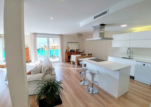 Se vende o alquila con opción a compra un fantástico Chalet Adosado de Lujo en el Rincón de Loix Benidorm